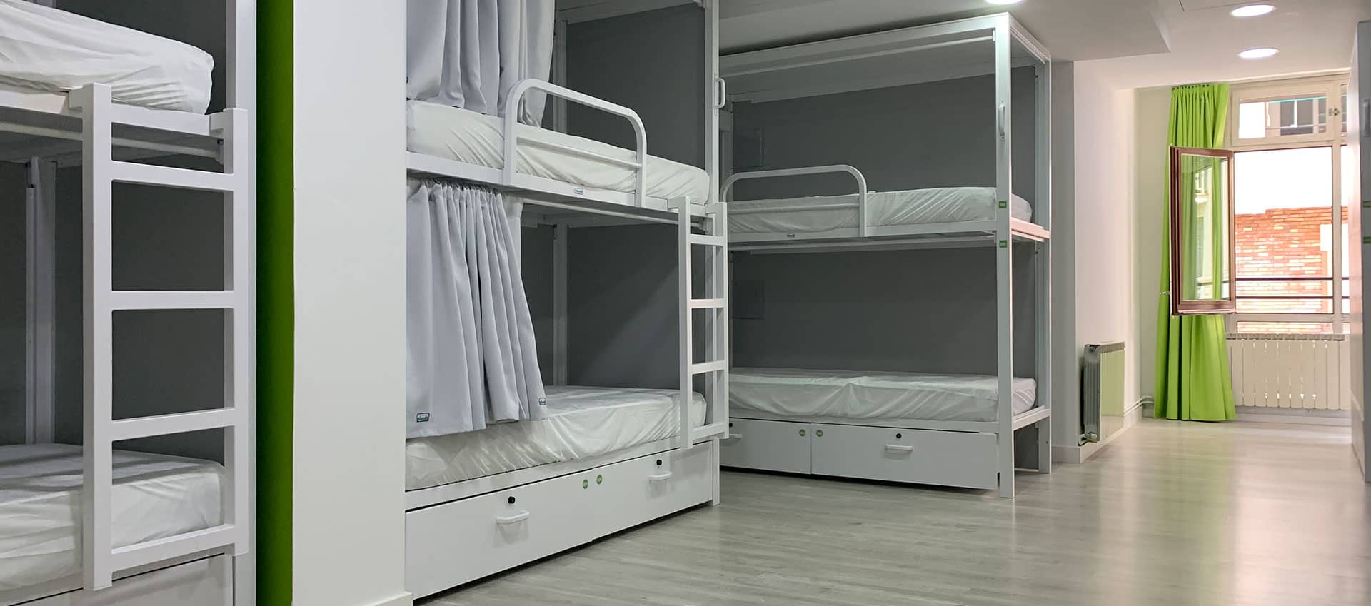 slide <span>Bienvenido al Alberguinn, </span>tu hostel cómodo y acogedor en Barcelona